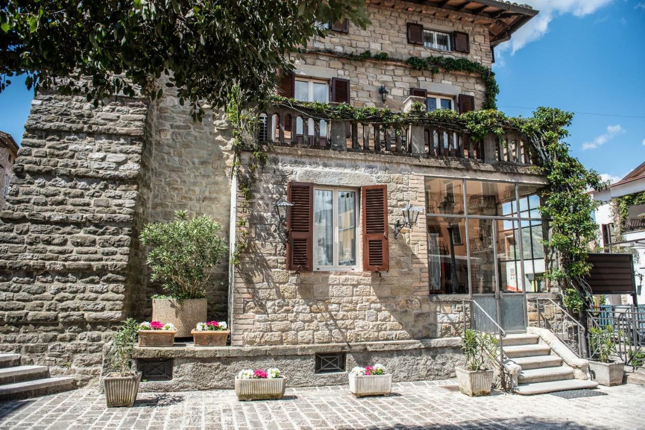 La Rosa di Francesco Inn Valfabbrica Esterno foto